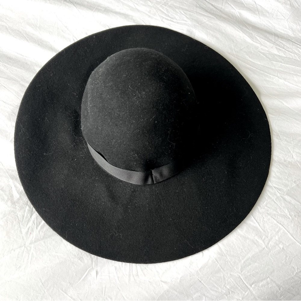 Black felt floppy beach hat